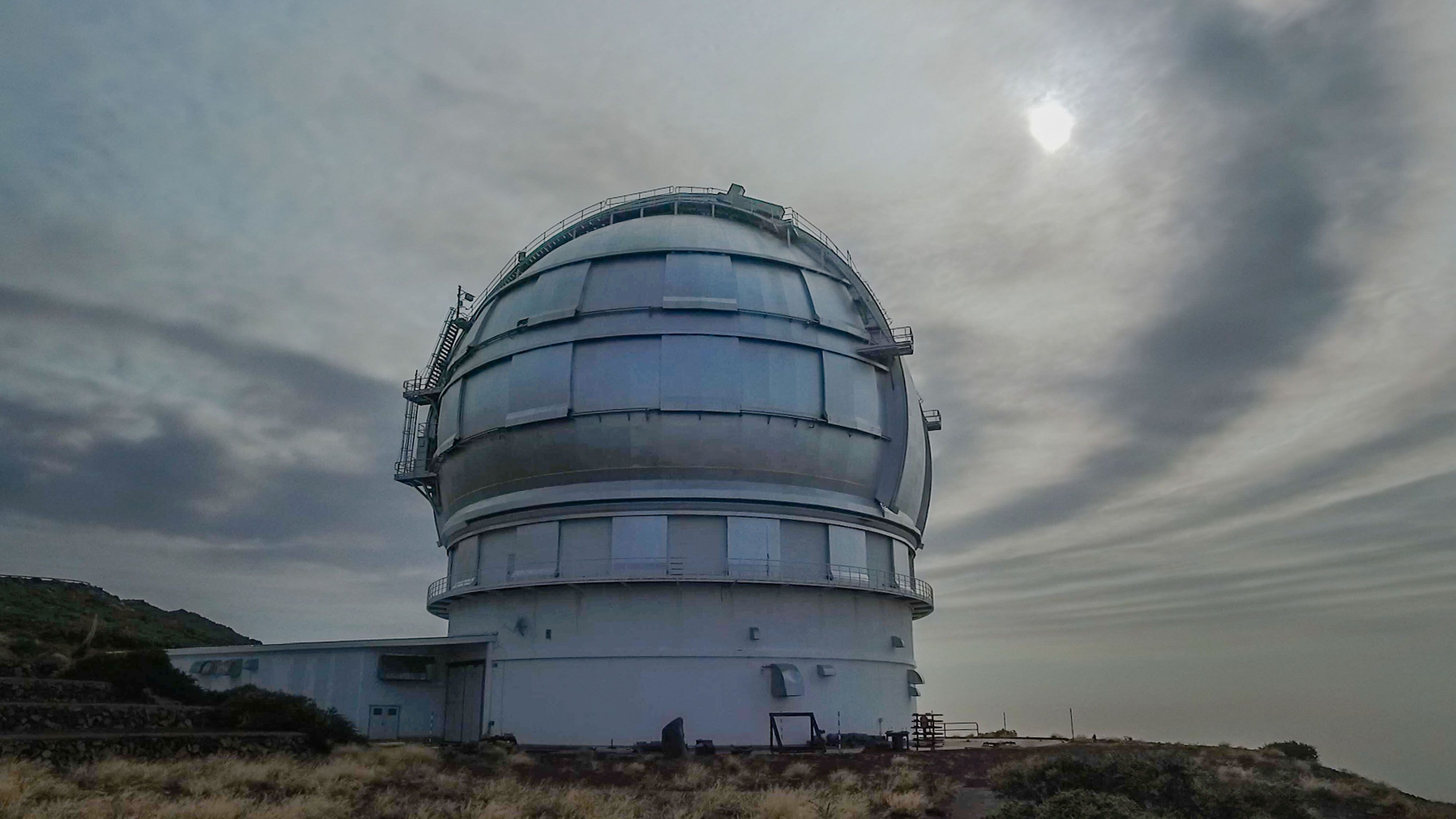 El Gran Telescopio Canarias, con las nubes concéntricas asociadas a la columna de cenizas del volcán.