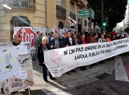 Trabajadores de Bienestar Social y familiares protestan en Valencia por el enchufismo en la empresa que gestiona la ley y el retraso en su aplicación.