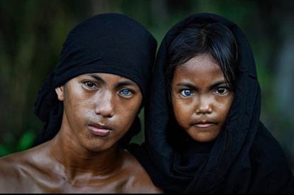 Miembros de la tribu de Buton en Indonesia, donde una mutación genética, conocida como el síndrome de Waardenburg, provoca el color azul eléctrico de sus ojos.