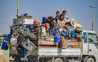 Civiles árabes y kurdos huyen de los bombardeos turcos al norte de Siria este jueves 