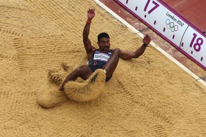 El Renjith Maheshwary, de India, en la clasificación de triple salto.