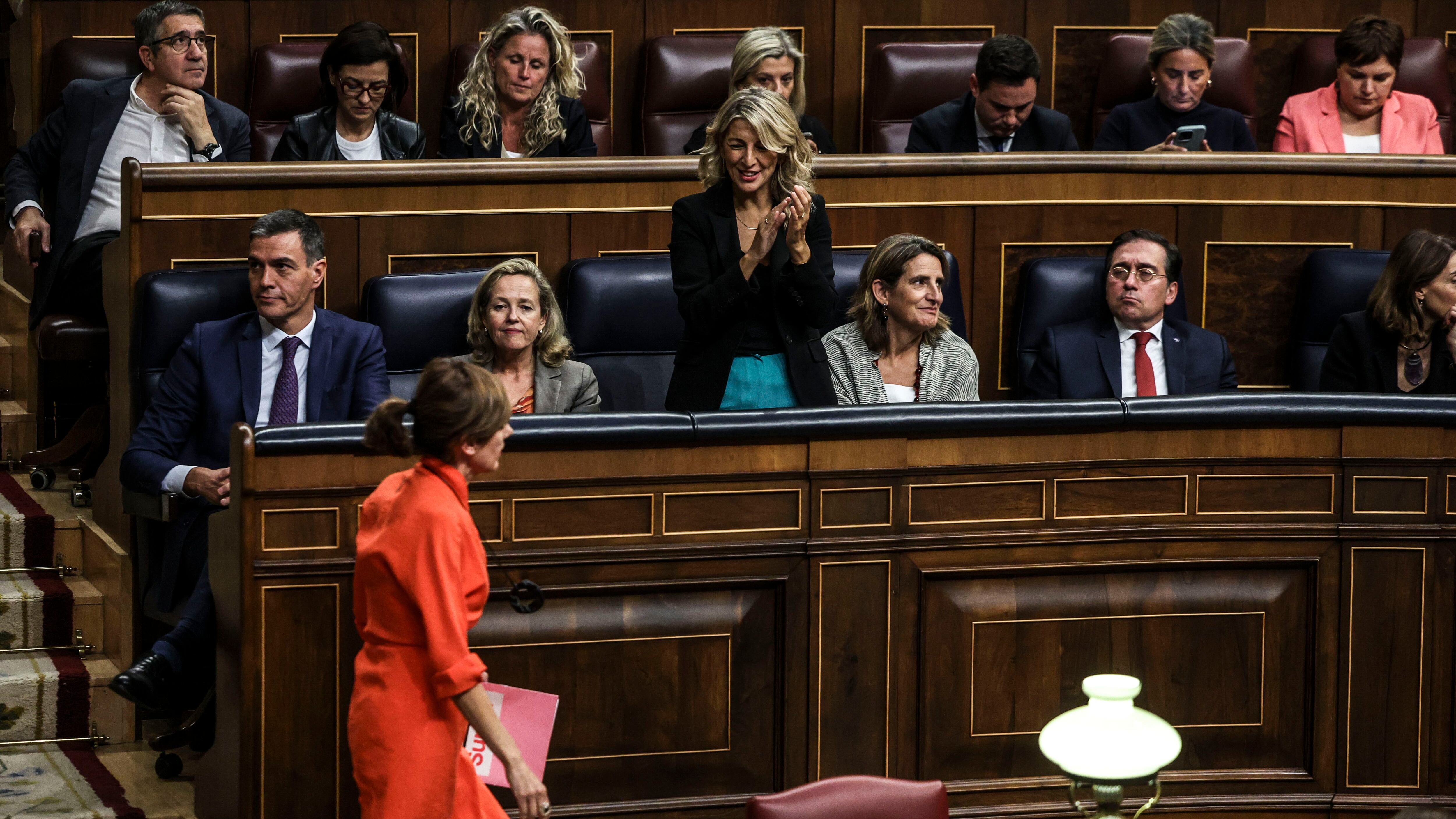 La ministra de Trabajo y líder de Sumar, Yolanda Díaz, aplaude a la portavoz de la coalición en el Congreso, Marta Lois, tras su intervención. 