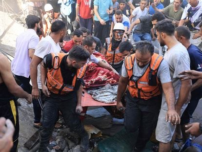 Un grupo de rescatistas traslada una víctima tras un ataque de Israel en Palestina.
