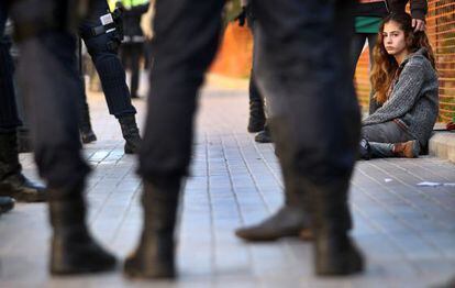 Dos estudiantes rodeadas de polic&iacute;as durante las protestas de la &#039;primavera valenciana&#039; en 2012.