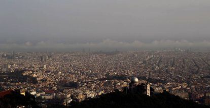 Panoramic of Barcelona with high levels of pollution.