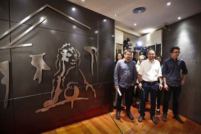 Pablo Iglesias y su equipo antes de la rueda de prensa Foto: Bernardo Pérez.