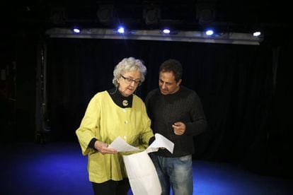 La periodista Soledad Gallego, a la derecha, y el director Fran&ccedil;ois Musseau revisan un texto sobre el escenario en Madrid.