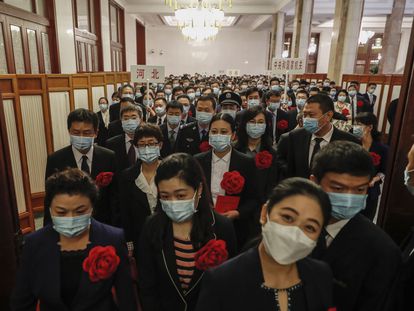 Un grupo de personas con  mascarilla asiste a un evento para celebrar el trabajo de los héroes de la lucha contra la covid en Pekín, el pasado 8 de septiembre.