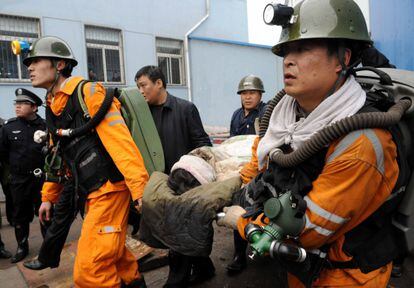 El equipo de rescate transporta un trabajador herido en el accidente en un mina en Sanmenxia (China)
