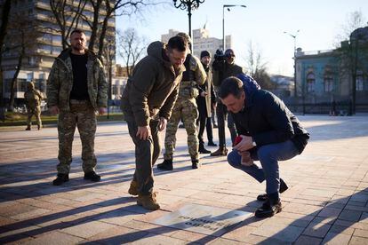 Zelenski muestra a Sánchez la placa en su nombre en el paseo de los Valientes de Kiev, este jueves.
