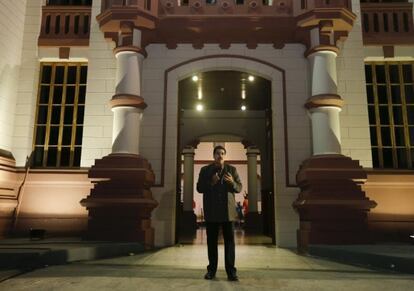 Maduro, el miércoles en el edificio donde está enterrado Chávez