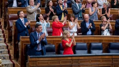 El presidente del Gobierno, Pedro Sánchez, y la vicepresidenta segunda y ministra de Trabajo y Economía Social, Yolanda Díaz, aplauden tras aprobarse el proyecto de ley de Memoria Democrática tras el final del XXVI Debate del Estado de la Nación.