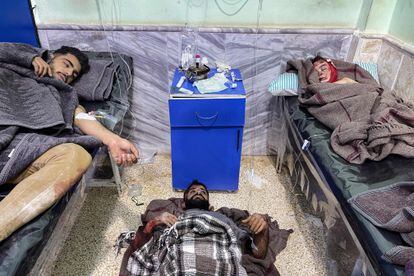 Dos hombres y un niño, heridos en el terremoto, son atendidos en un hospital de Bab al-Hawa, en la provincia de Idlib, Siria.