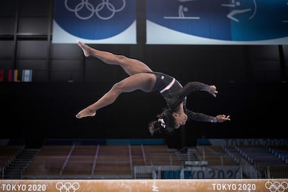 Simone Biles practica un salto en el entrenamiento en el Centro de Gimnasia Ariake en Tokio.
