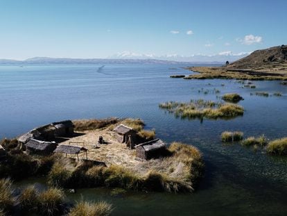 La isla flotante de Totora en la Bahía de Qewaya, en el lago Titicaca (Bolivia).