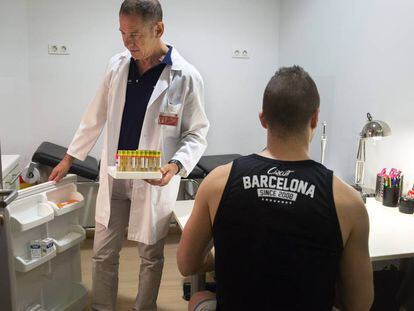 El médico de Bcn Checkpoint, Pep Coll, realiza la prueba del VIH a un usuario