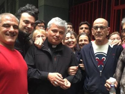 El cardenal Konrad Krajewski, junto a algunos de los vecinos del edificio ocupado al restituyó la luz el sábado.