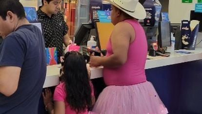 Un hombre en Nuevo Laredo (Tamaulipas) acompaña a su hija a una función de 'Barbie'.