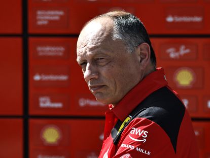 Fréderic Vasseur, nuevo director de Ferrari, durante los test de este jueves en Bárein.