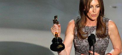 La directora de cine Kathryn Bigelow recoge su Oscar por 'En tierra hostil'.