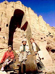 Niños hazara juegan en Bamiyán, cerca del lugar donde se encontraban los budas gigantes.
