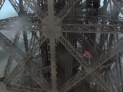 Uno de los escaladores en la Torre Eiffel.