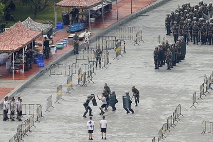 Militares chinos asisten a un ejercicio de control de multitudes en el Shenzhen Bay Sports Center en Shenzhen. El mandatario estadounidense, Donald Trump, ha expresado que espera que Pekín actúe con "humanidad" por el bien de las negociaciones comerciales entre ambas potencias.