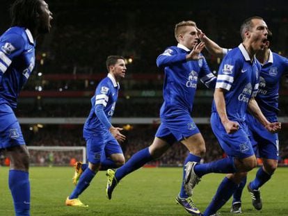Deulofeu, en el centro, celebra su gol con varios compa&ntilde;eros del Everton.