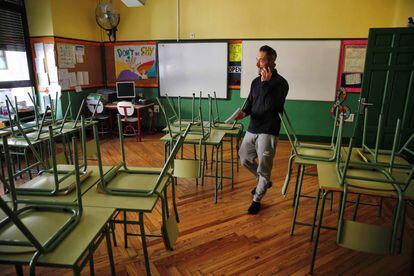 Un docente, en un aula desierta del colegio público Rufino Blanco en Madrid, este miércoles.