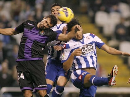 Balenziaga despeja el balón ante Riki y Abel Aguilar