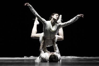 Dorothée Gilbert y Mathieu Ganio, en uno de los momentos del ballet 'Tristan & Isolde'.