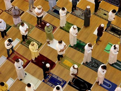 Musulmanes rezan en el primer viernes de Ramadán, este 16 de abril, en una mezquita de Dubái.