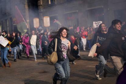 Estudiantes corren y corean lemas durante la protesta del Día Internacional de la Mujer en Milán (Italia). 