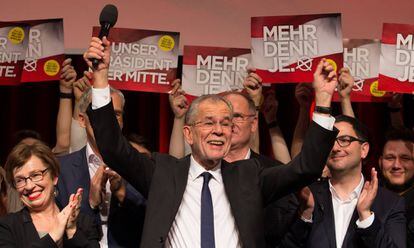 Alexander Van der Bellen celebra su victoria en las elecciones presidenciales, el domingo en Viena.