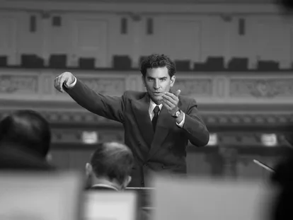 Bradley Cooper, en la piel de Leonard Bernstein, en un fotograma de 'Maestro'.