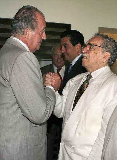 El rey Juan Carlos saluda a Gabriel García Márquez ayer en Cartagena de Indias.