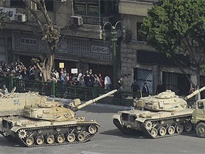 Vehículos militares bloquean una calle del centro de El Cairo.