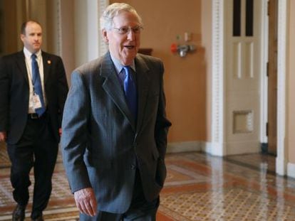 El senador Mitch McConnell en la C&aacute;mara, donde se discute el recorte a la vigilancia de la NSA.