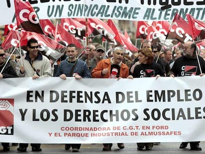Representantes sindicales de CGT recorrieron ayer las principales calles de Valencia.