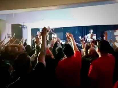 El público de 'El imperio contraataca' realiza el saludo nazi durante la presentación de la banda española Irreductibles, el pasado 29 de octubre en Ciudad de México.