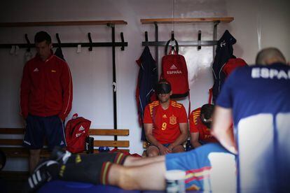 Juegan cuatro por equipo, más el portero, que sí ve. En la imagen, jugadores de la selección española en el vestuario antes de enfrentarse a Turquía.