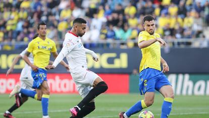 En-Nesyri remata para hacer el segundo gol del Sevilla ante el Cádiz.