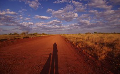 Pista de tierra en un tramo del Tanami Track, en Australia.