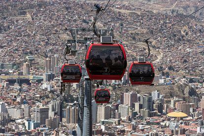 Viajeros en el teleférico de la ciudad de La Paz, Bolivia.