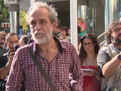 El actor Willy Toledo sale de los juzgados de Plaza de Castilla (Madrid) tras haber sido detenido.