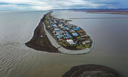 Imagen aérea de un pueblo de la región de Kivalina (Alaska), amenazado por el aumento del nivel del mar, el 10 de septiembre de 2019. 