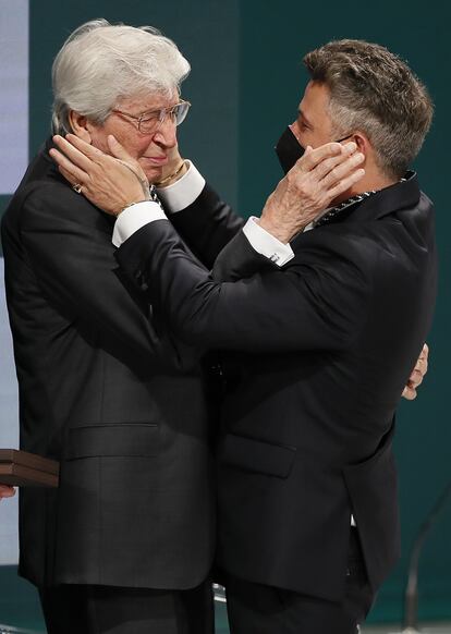El cantautor y el compositor han sido nombrados por el Consejo de Gobierno de la Junta hijos predilectos de Andalucía, una distinción que han recibido este 28 de febrero, día de la comunidad. Sanz, que recibió muy emocionado el galardón junto a su padrino, Manuel Alejandro, admitió que nunca había vivido un acto similar, “tan emocionante, tan cercano, tan auténtico, tan andaluz”. Por su parte, Manuel Alejandro destacó que él siempre ha llevado a Andalucía a todas partes, pero sobre todo en su interior, y aseguró que le atrae el andalucismo: “Lo llevo, lo pregono y lo bebo también”.
