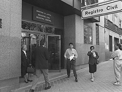 Fachada de las oficinas del Registro Civil, en la calle de Pradillo, en Madrid.