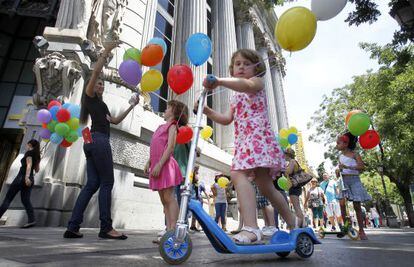 Un grupo de niños juega en la puerta de la sede madrileña del Instituto Cervantes.