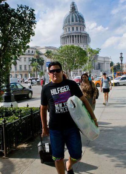 Un hombre, con camiseta alusiva a EE UU, en La Habana.